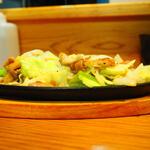 卓 - 牛ホルモン野菜鉄板その３