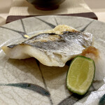 日本橋蛎殻町 すぎた - エボダイ塩焼き
      少し天日干ししたのでしょうか、水分が適度に抜け凝縮した旨みがあります。