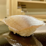 日本橋蛎殻町 すぎた - 春子鯛
      軽く昆布締めした春子鯛はしっとりとして旨味がゆっくりとシャリの甘みから引き出されてきます。
      なんて心地よい握りなのでしょうか！