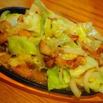 卓 - 牛ホルモン野菜鉄板その４