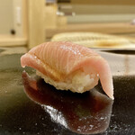 日本橋蛎殻町 すぎた - 大間の鮪 中トロ 石司より
      美しいフォルム。
      杉田大将の握りは、種とシャリの量のバランス味のバランスどちらも兼ね備えた特級品ですね！
      上品な脂が旨味へと変化して行く様子に目をつむりました。