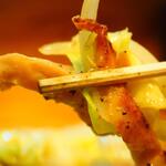 卓 - 牛ホルモン野菜鉄板その５