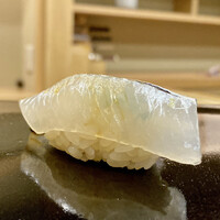日本橋蛎殻町 すぎた - サヨリ
                  透き通る様な身の美しさと輝き、早く食べたいけどもっと眺めていたい気持ちとが交錯します。
                  青魚特有の香りと旨味にシャリが合わさり、ほのかな甘みさえ感じられます♪
