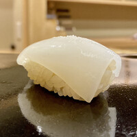 日本橋蛎殻町 すぎた - スミイカ
                なんて美しい握り、スミイカの白色が輝きを放っています♪
                サクッとした歯触りの良さ、そして後から追従してくるまろやかなシャリとスミイカの甘みに脱帽しました。
                凄く美味しい！！