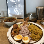 Karapincha - チキンカレーとスリランカ赤米の大盛り。