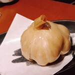 2000円 食べ放題飲み放題 居酒屋 おすすめ屋 - 丸ごとニンニク揚げ