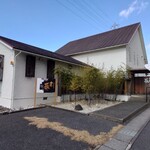 Nikushou Ittetsu - 店舗外観　こちらの入口は精肉店の入口となる。
      中では繋がっているけど