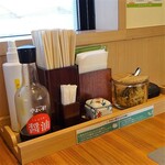 やよい軒 四日市追分店 - 各テーブルの置物