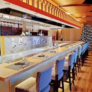 鉄板前での調理をご覧いただける臨場感あふれるカウンター席