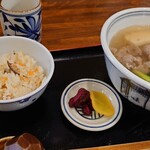 朝日屋 - 料理写真:『日替わり』の肉蕎麦とかやくご飯。