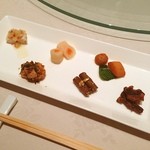 南翔饅頭店 - 前菜六種盛り
      ・蒸し鶏
      ・蓮根の芽菜炒め
      ・人参と大根の酢の物
      ・牛蒡の醤油煮
      ・帆立の醤油漬と
          栗の唐辛子和え
      ・牛肉の燻製