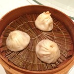 南翔饅頭店 - 小籠包三種盛
      ・上海蟹肉入
      ・鮑入
      ・フカヒレ入
