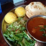 タンドールバル カマルプール - カマルランチ 800円(税込)
      ポーク（辛口） ライス大盛