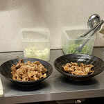 とん八 - 先ずはバラ肉を炒め煮して、その上からからし焼です