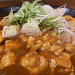 とん八 - ネギときゅうりを乗せて完成