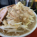 ラーメン イエロー - 逆サイドからのアプローチ。大粒の背脂がたっぷり