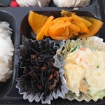 てぃふぁなぁ - 副菜のひじき煮と手作りほくほくポテサラ