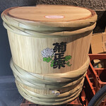 ふくべ - 名物　菊正宗の樽