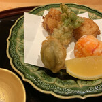 Kien - 揚げ物：山菜と河豚、海老 もうすぐ春ですから。蕗の薹の天ぷらなどの山菜、ほろ苦さがいい。 海老の中には黄身があって、とても美味しい。塩でいただきました。