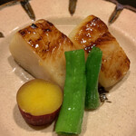 焼き物：銀鱈の西京漬け ふっくらと焼かれていました。銀鱈の西京漬け大好きなんです。 でも、お高くて自宅ではなかなか食べられくて。家族の好みに合わせないと。 お店でもなかなか食べられない。 ラッキー。とても美味しかったです。