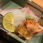 帰燕 - お造り：赤貝、鯛、アオリイカ、煮凝り 赤貝にはひも、もありました。嬉しい。 鯛が好き。お造りの点数が多くて感激。