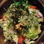 旅篭 - 旅篭風胡麻そばとかき揚げのサラダ 880円