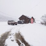 カシータ - 駐車場　ランクル、ノーマルタイヤなんですけど(笑)
四駆は雪は走れるけれど、慣性重量で止まれないからねえ