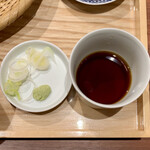 KAISEN MART - 蕎麦とサーモン・イクラ丼 ¥1,350 のざるそばのつゆ、薬味