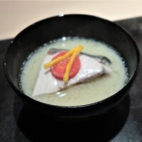 ぎんざ 一二岐 - ■御椀：鰤・聖護院大根・日の出人参の白味噌仕立て