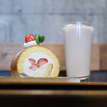 キッサ マシマロ - ２０２２年１月再訪：イチゴミルクのロールケーキ ＆ 黒糖ミルク☆
