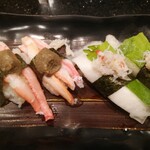 Nigiri Choujirou - 左:紅ずわいがに味噌のせ, 右:千枚漬け蟹のせ
