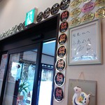 大間産ラベルと小島よしおのサイン(笑)が飾られています♪