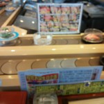 鮨覚 - 回転レーンがダブルあり、内側:左回り・外側:右回りでクロスしてます♪