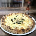 Pizza  Rocco - ＊クアトロフォルマッジ・・大きさをお尋ねしましたら,24～25ｃｍだそう。 チーズもタップリで、このお値段は良心的ですね。
