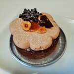 ジャンドゥジャのホイップクリームにプラリネ入りキャラメルクリーム、塩味のヘーゼルナッツローストなどナッツ祭り♪タルトジャンドゥジャCBC648円