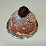 フランス産の2種のマロンペーストが濃厚！軽いチョコクリームと渋皮をマロンクリームで包んだ、モンブラン658円