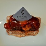 ショコラトリー・パティスリー ソリリテ - トロリと煮込まれたリンゴは、メリハリあるキャラメルのほろ苦さ♪もっちりアーモンド風味の生地とザクザクした織り込みパイ、シナモン風味のクランブルがマッチ