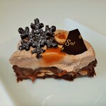 表面はナッツ香るジャンドゥジャ風味のクリーム、ねっとりほろ苦いプラリネ入りキャラメルクリーム、ザクザク香ばしいヘーゼルナッツやチョコサブレが重厚～