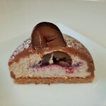 ねっとりコク深いマロンクリームに、トンカ豆が香るブロンドチョコのホイップ、大きな渋皮栗やカシスジュレの酸味が絶妙のハーモニー