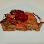 ショコラトリー・パティスリー ソリリテ - キュンと鮮烈な甘酸っぱさとサクサクの歯応えを残したりんご、しっとり濃厚なダマンド、ザクッと焼き込んだバター風味のタルトが合う！