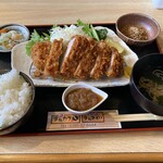 海鮮 まんまてい - ぶ厚い豚カツ定食 950円