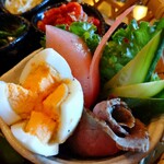 Yakiniku Gyuuden - 小鉢の一つ・ローストビーフ入りのサラダ。キュウリ、トマト、茹で卵入り。お野菜も新鮮で美味しかったです♪(о´∀`о)