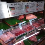 Yakiniku Gyuuden - お店に入ると、お肉のショーケースがお出迎え(*^^*)
                      健康志向の高いワンランク上の焼肉専門店として、国産牛を中心に熟成肉をいただけるお店です。
