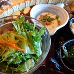 Yakiniku Gyuuden - ・グリーンサラダ…こちらはほぼレタスで、ドレッシングは和風。
                      
                      ・白い小鉢…とろろの上に、ビビンバ用？に味付けしたひき肉が乗っていました。
