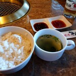 Yakiniku Gyuuden - ・ご飯とワカメスープ …ご飯は白ご飯か麦ご飯を選べ、大・中・小を聞かれます。小は子供用お茶碗を想像してたら、大人用のお茶碗で普通盛でした(^o^;)麦ご飯を選んだので小鉢がとろろだったと思われます♪