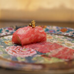 166379540 - 肉寿司のスモーク
                      桜チップで燻された薄いロースが綺麗に広がり、シャリを包んで頂きます。
                      口へ運ぶ瞬間から香る抜群の薫香。お肉の旨みが口いっぱいに広がり、シャリの酸味で更に旨味を香りとともに膨らます。
