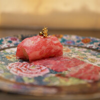 鮨 やまけん 銀座店 - 肉寿司のスモーク
                    桜チップで燻された薄いロースが綺麗に広がり、シャリを包んで頂きます。
                    口へ運ぶ瞬間から香る抜群の薫香。お肉の旨みが口いっぱいに広がり、シャリの酸味で更に旨味を香りとともに膨らます。