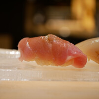 鮨 やまけん 銀座店 - トロ
                    とても強い甘みに優れたトロ。
                    シャリと溶け込むと綺麗に旨味を広げてくれました。