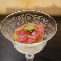 鮨 やまけん 銀座店 - トロたくご飯
                    トロの甘みにカリッと響く沢庵の薫香と濃い味わい。
                    赤酢がかったシャリが敷かれ、酸味の抜けを感じるファーストタッチ。