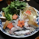 Izakaya Tachibana - てっちりの具材　※豪華です　2012年12月